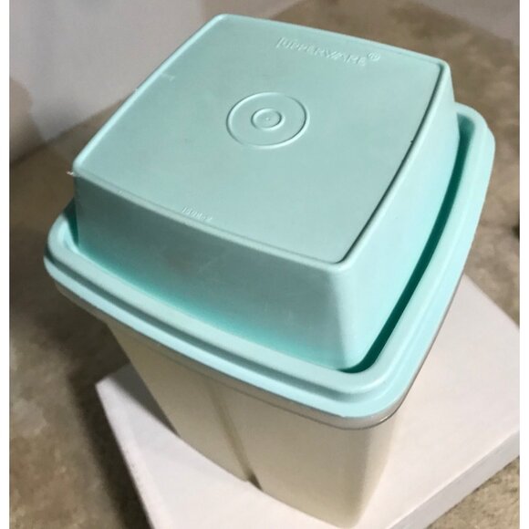 Tupperware Mint Green Clear Pick A Deli Pickle Container with Lid and Strainer - Picture 2 of 8
